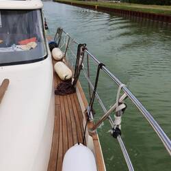 Die Fender liegen zwischen den Schleusenvorgängen an Deck.