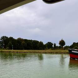 Überholvergänge sind schwierig, da die Frachter sehr viel Wasser saugen.