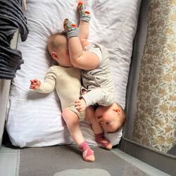 Mit komischen Kissen unterm Hintern kugelt man super in die Mitte