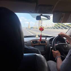 Rechtsverkehr. Da lassen wir uns gern chauffieren - geradeaus der Colombo Lotus Tower