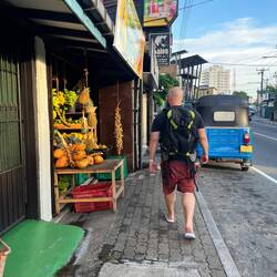 Interessante Früchte ohne Ende und Bananen an der ganzen Staude 😋