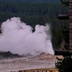 Det Old Faithful Geysir am warmlaufen