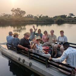 Flussfahrt zum Sonnenuntergang.