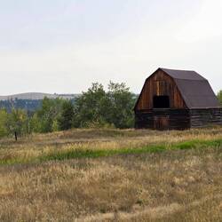 Looks like a log cabin barn
