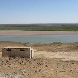 Blick nach Turkmenistan. Der Amudarja-Fluß, die Grenze, ist das Wasserband im Hintergrund.