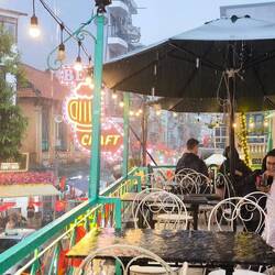 ... und da geht's schon wieder los..., Abendessen auf der Terrasse eines kleinen Restaurants