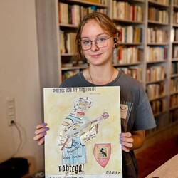 Ida mit einem Werk über...