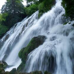 Das Wasser ergießt sich in einem breiten Strom in die Schlucht