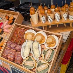 Die Ausstellungsstücke sind meist aus Plastik und zeigen das Produkt in Originalgröße