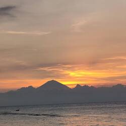 Coucher de soleil avec vue sur le Gunung Agung de Bali