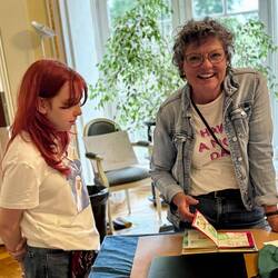 Ingrid staunt über Tamaras Buch