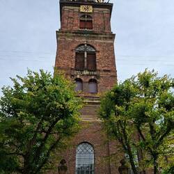 Da oben kann man die Wendeltreppe bis zur Spitze hochgehen. Außen!
