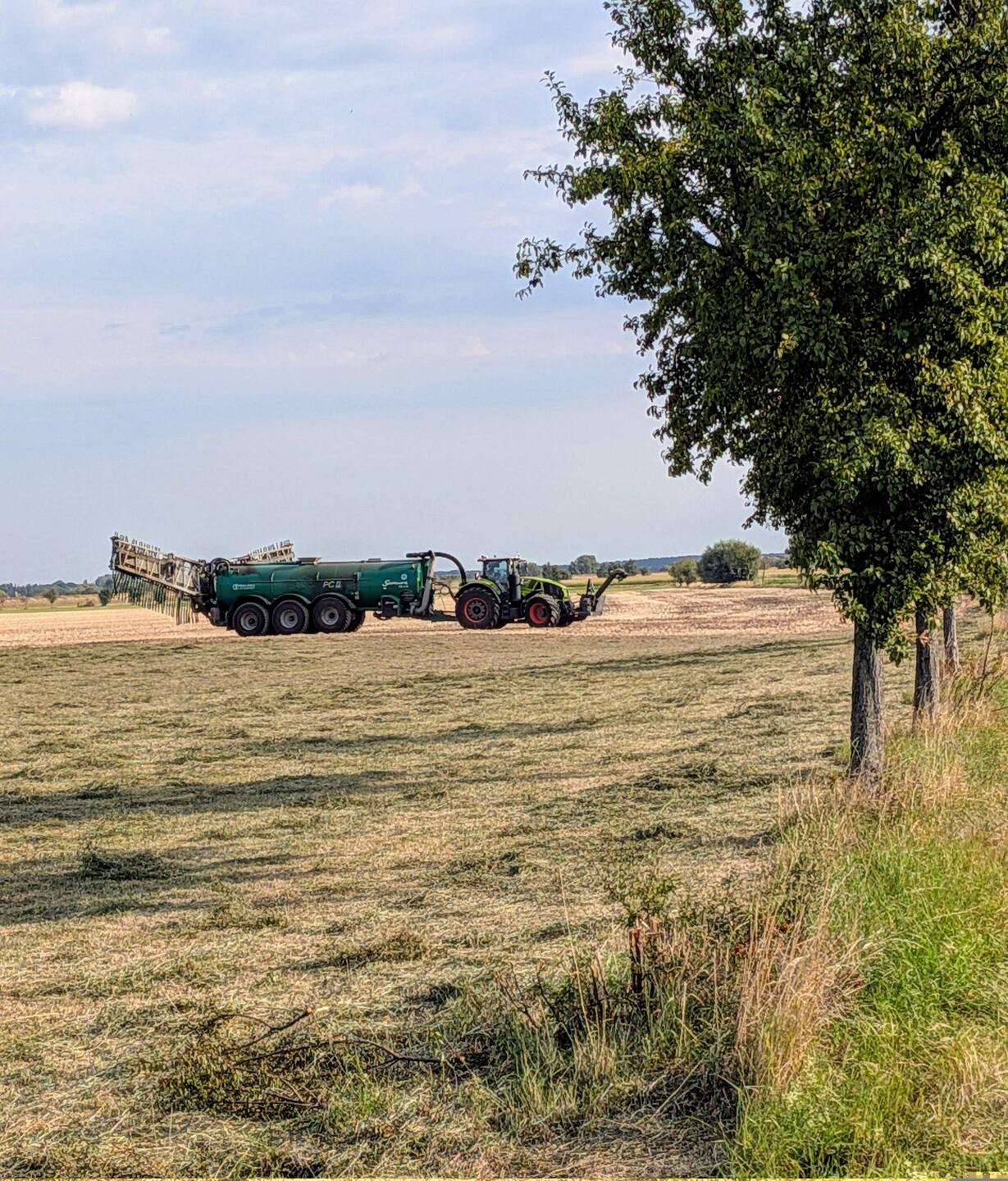 Überall sind die Landwirte wieder mit schwerer Technik unterwegs.