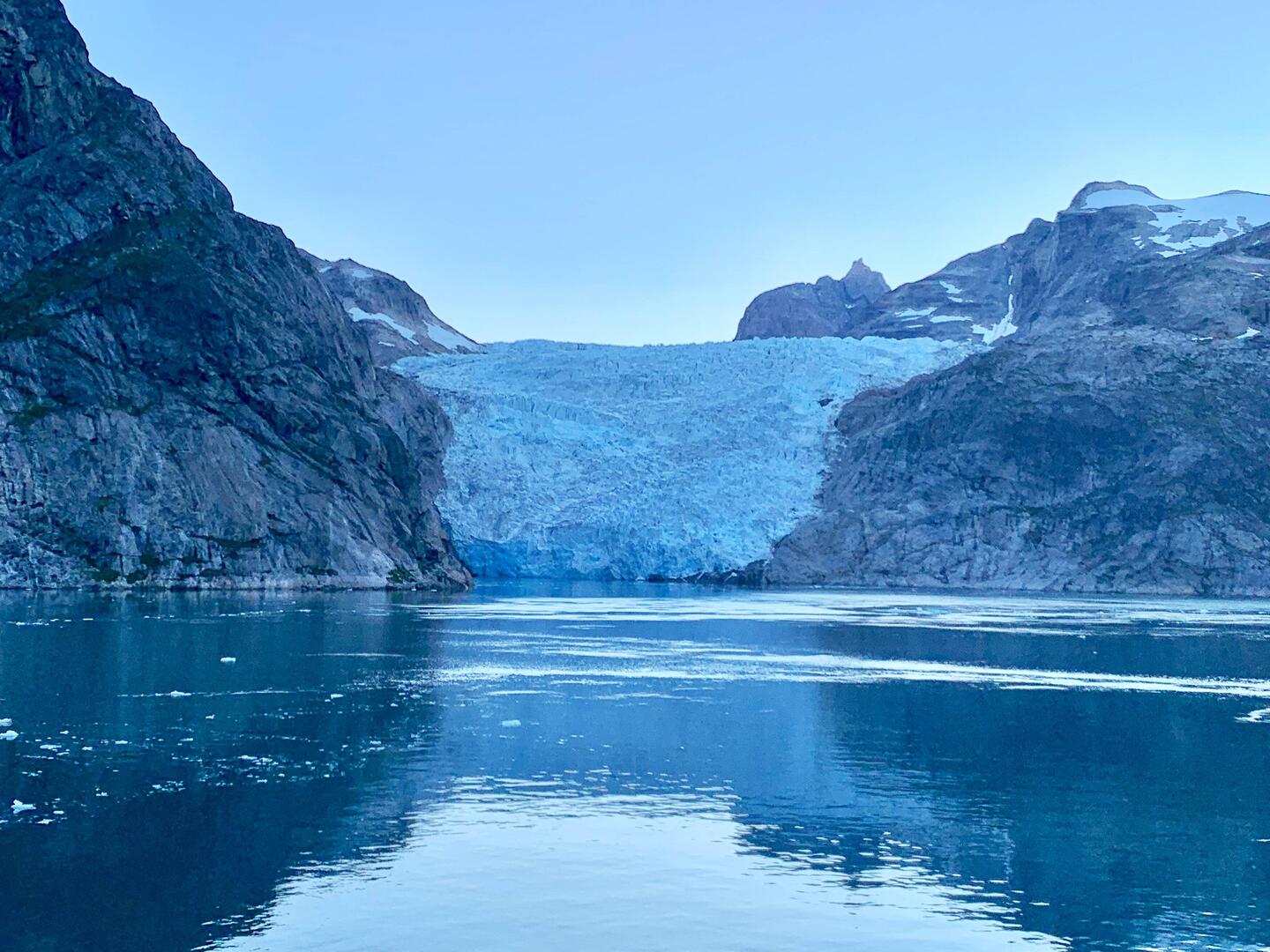 Gletscherzungen ragen bis zur Wasseroberfläche