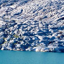 ... das Gestein besteht überwiegend aus Granit und Gneis, bis zu 1,5 Mrd. Jahre alt - damit