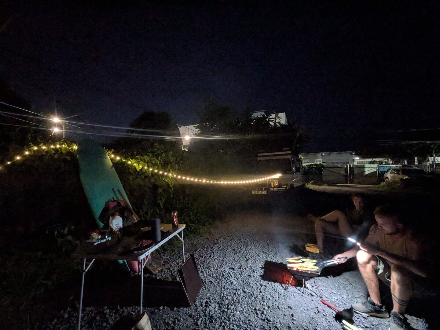Grillen auf dem Campingplatz mit Kora und Michi.