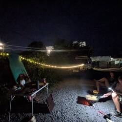 Grillen auf dem Campingplatz mit Kora und Michi.
