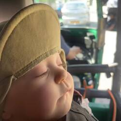 Freya genießt ihre erste Tuktuk-Fahrt