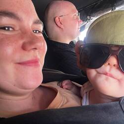 Dann doch lieber Mamis Brille gegen den angenehm kühlen Fahrtwind 😎