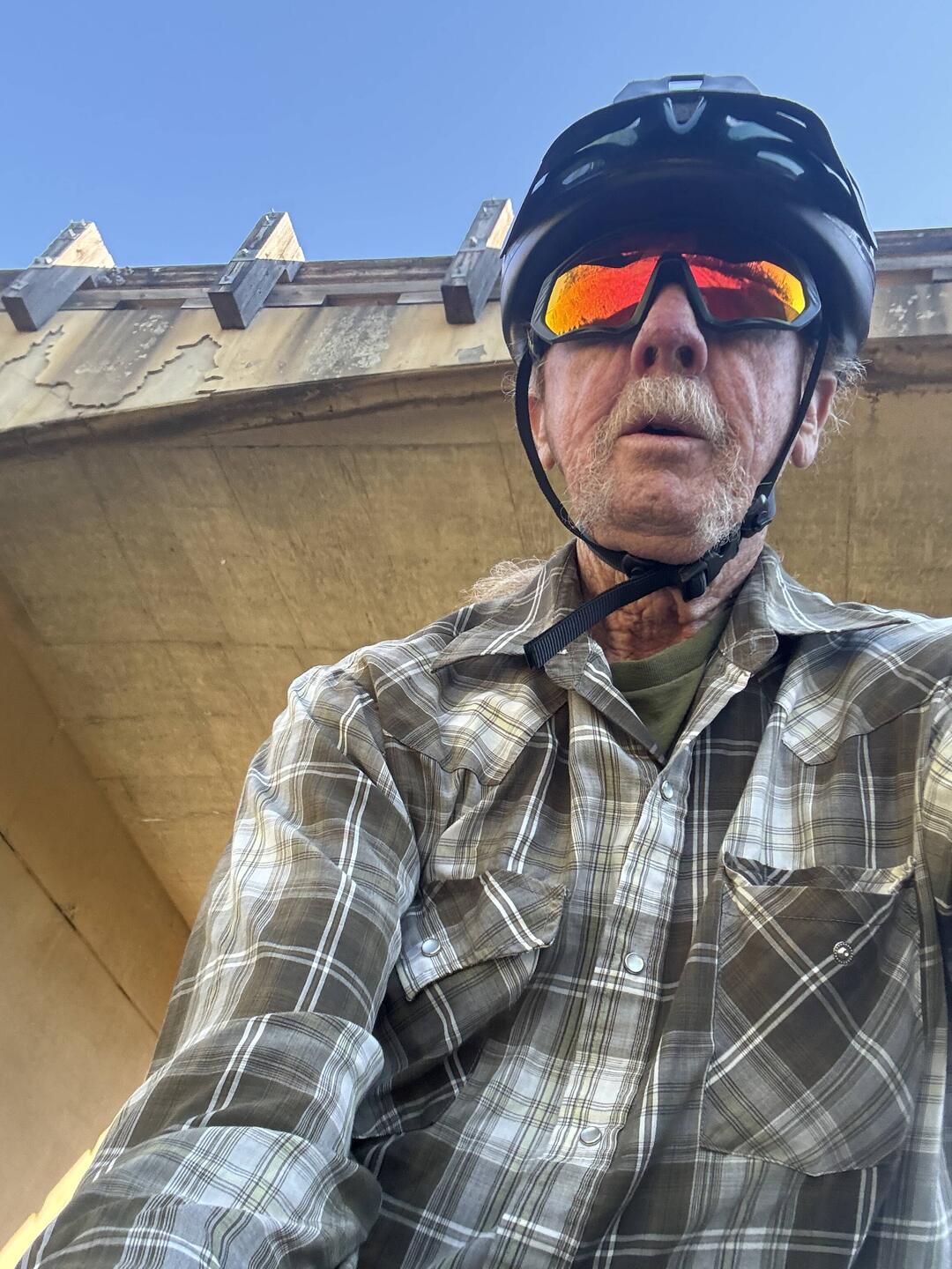 Les' Selfie at bridge
