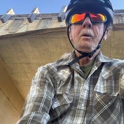 Les' Selfie at bridge