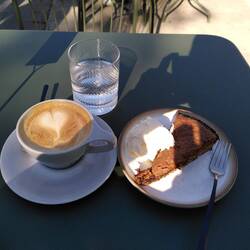 Isländischer Rhabarber-Nuss-Kuchen und angeblich der beste Kaffee des Landes.