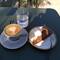 Isländischer Rhabarber-Nuss-Kuchen und angeblich der beste Kaffee des Landes.