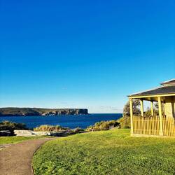 Uitzicht op de zee, met het oude huisje van de vuurtorenwachter