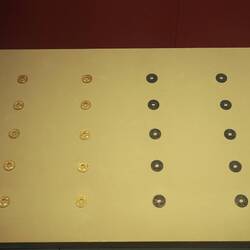 Wie kommt das Loch in die Münzen? / How does the hole get into the coins?