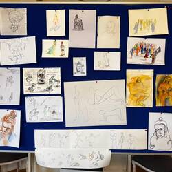 Themenwand mit Werken von allen