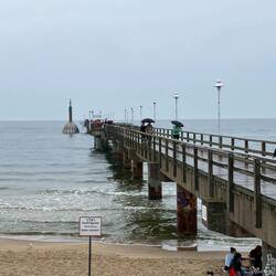 Seebrücke mit Tauchglocke halb im Wasser (links am Steg)