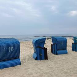 Es regnet und nur die Hartgesottenen harren am Strand aus🏊🏼
