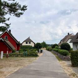 Quartierstrasse, alle Häuser mit Reet gedeckt