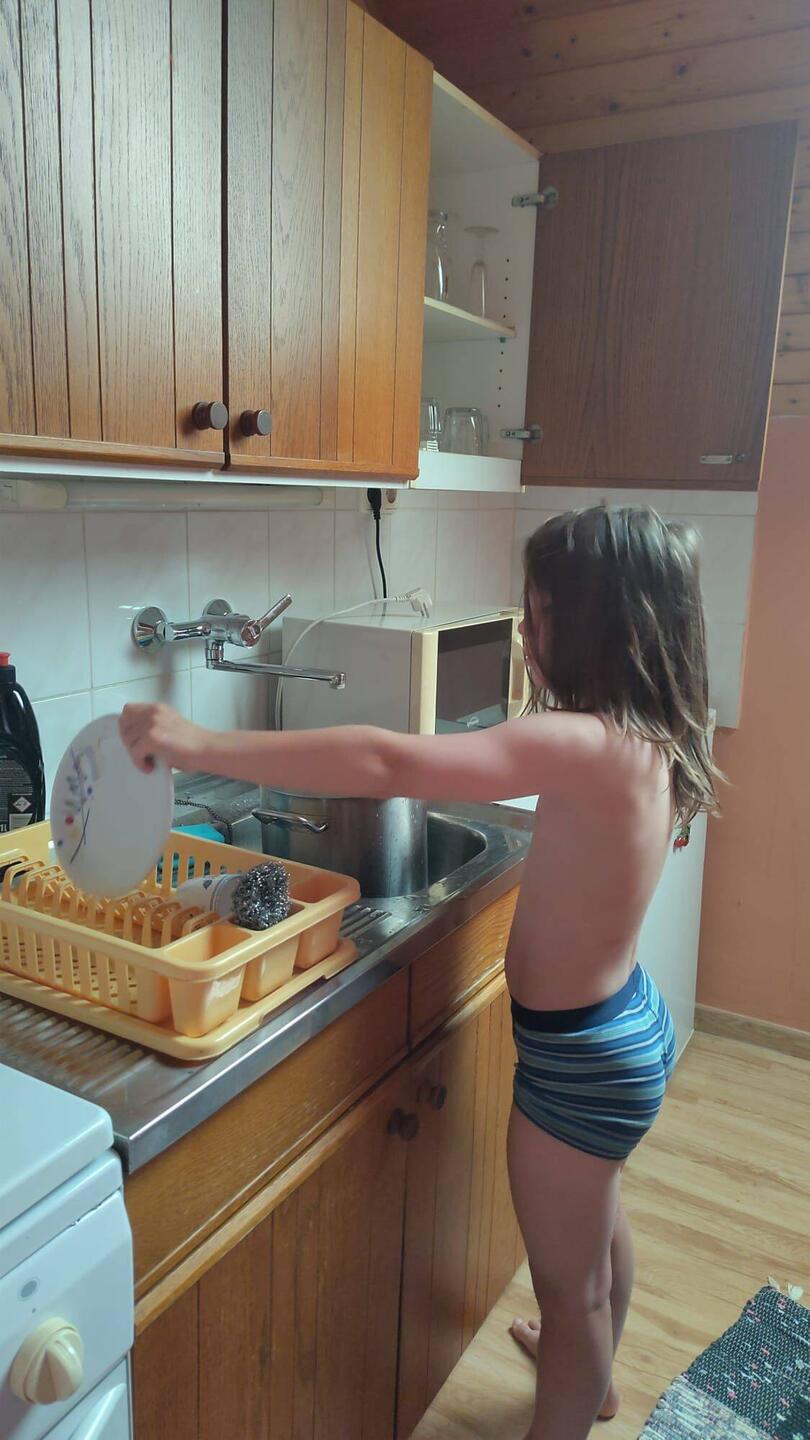 Otis ist heute mit abwaschen dran, das macht er sehr gut 👍🏼