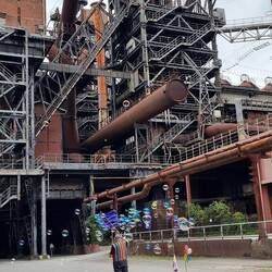 Zauberhafte Momente vor den Industrieanlagen