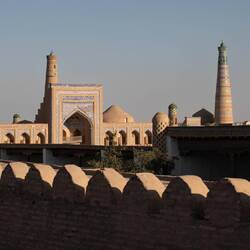 Chiwa im Abendlicht mit Blick auf den Pischtak der Muhammad Rahim Khan Medrese