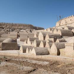 Gräber an der Innenseite der Stadtmauer