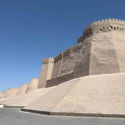 Die Stadtmauer (Ichon Qalʼа) von außen