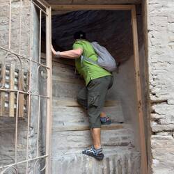 Der Aufstieg hat extrem steile Treppenstufen.