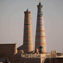 Das Juma Minarett (links) und das Islam Khoja Minarett (rechts)