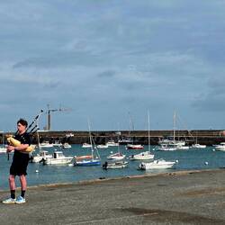 Musikalische Marktbegleitung mit Dudelsack, ist halt sehr keltische hier.
