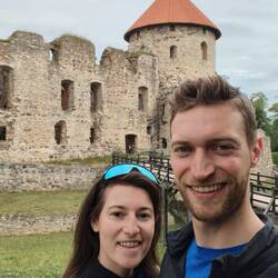 Wir beide vor der Burg in Cesis