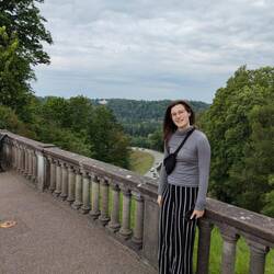 Julia an der Burg Sigulda mit dem Herrenhaus Krimulda im Hintergrund