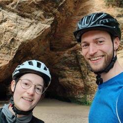 Wir beide vor der Gutmanis Höhle