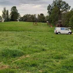 Der Karula RMK Zeltplatz auf einem Hügel direkt am See