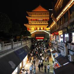 Trommelturm von unserem Hotelausgang / Drum tower from our Hotel exit