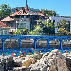 Fuzja brasovska : średniowieczny mur, nowożytny stadion, kamieniczki i Tampa