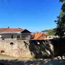 Domek współczesny z historycznym murkiem