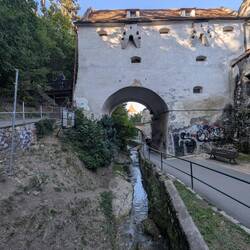 I na pożegnanie brama prowadząca za miasto