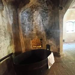 Trouwens hier zie ik ook een vrouwfiguur in 😃, ja ja die monniken